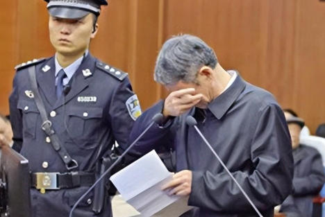 扯下那件行政夹克：贪官受审，必须统一着囚服！
