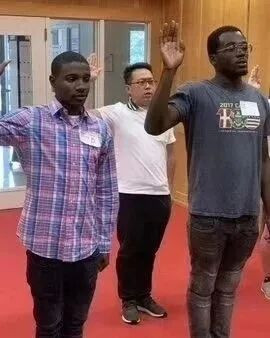 那个出过3本书鼓吹中国崩溃的公知，如今在美国靠送快递糊口
