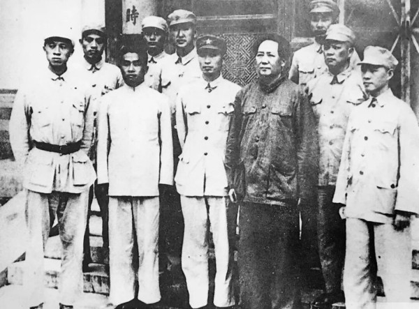 “南京江面上的壮举”：国民党海防第二舰队起义与人民海军创建
