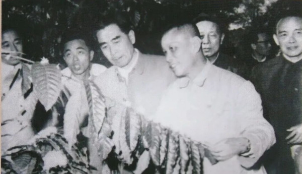 朱德：“不会喝（咖啡）的人才加糖”